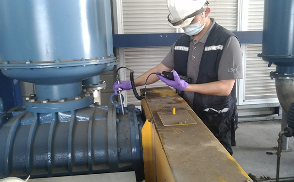 SSR三葉羅茨風(fēng)機(jī)：高效節(jié)能，品質(zhì)之選——咨詢報(bào)價(jià)，請(qǐng)找上海黑偉機(jī)械工程有限公司